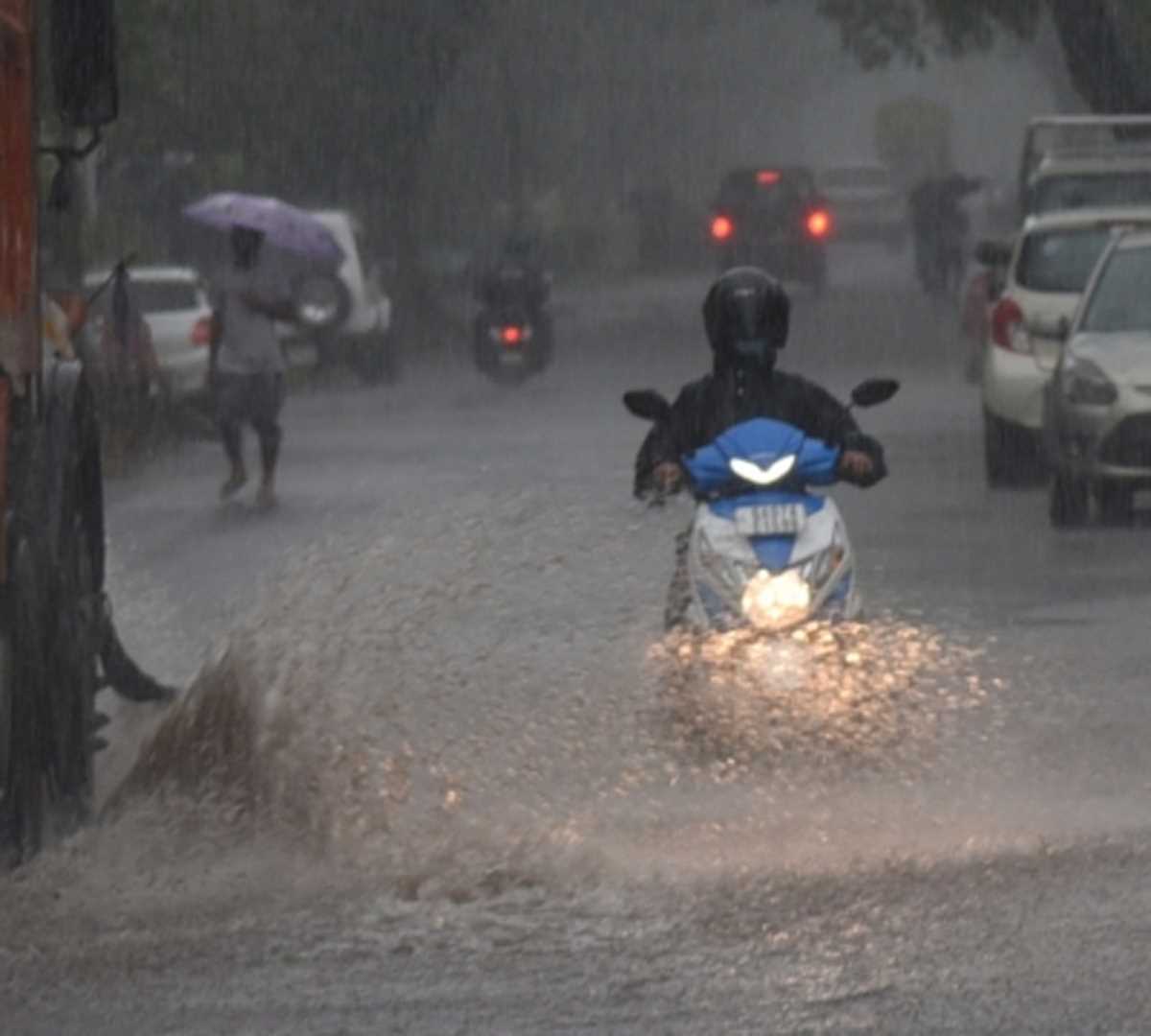 गोवा में भारी बारिश को लेकर विपक्ष ने की स्कूलों में छुट्टियाें की मांग गोवा में भारी बारिश को लेकर विपक्ष ने की स्कूलों में छुट्टियाें की मांग